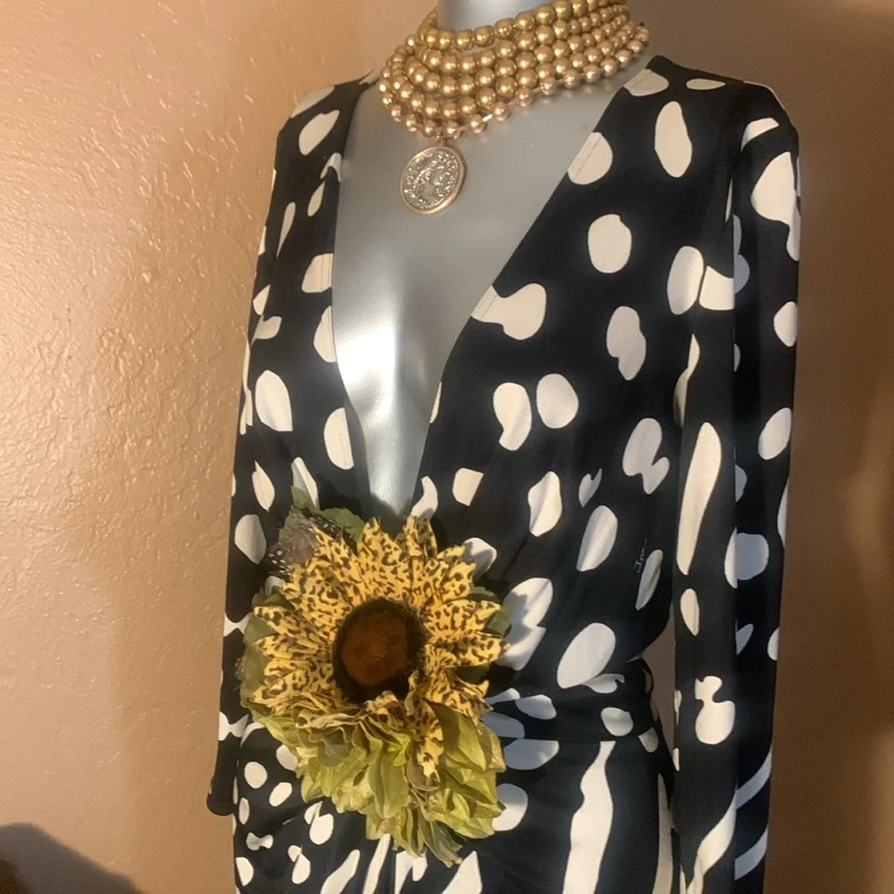 Large Oversized Flower Broach Pin. - Picture 5 of 6